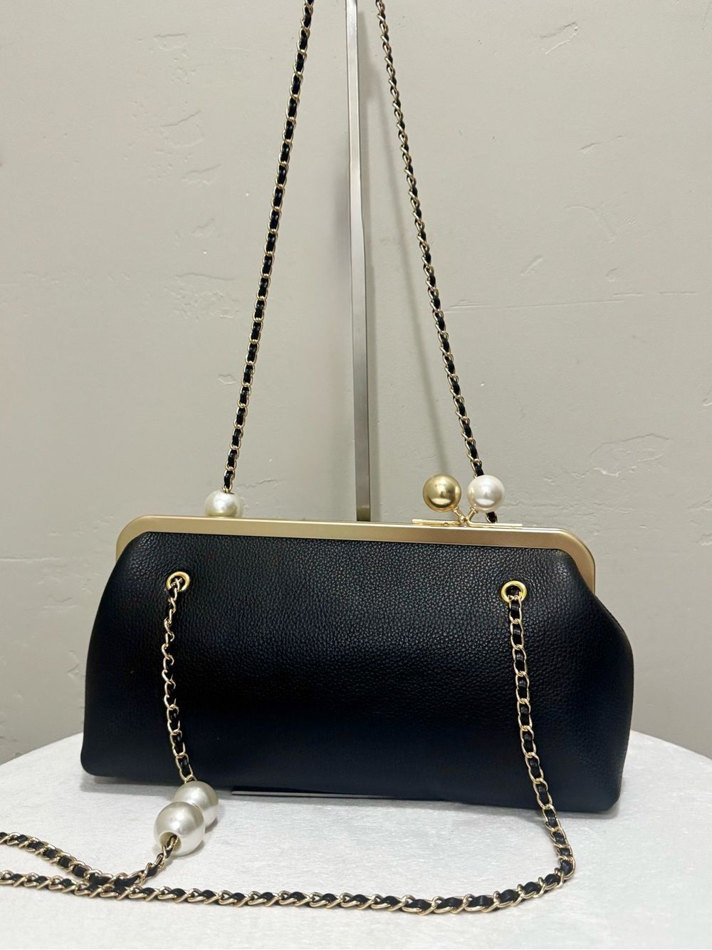 Handmade Unique “Pearl” Kisslock Frame with Black Togo Cowhide Shoulder Bag